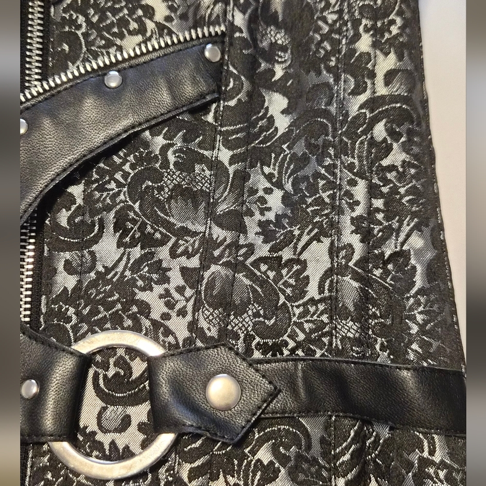 Steampunk Underbust Corest 24" In Black And Silver - Picture 5 of 6